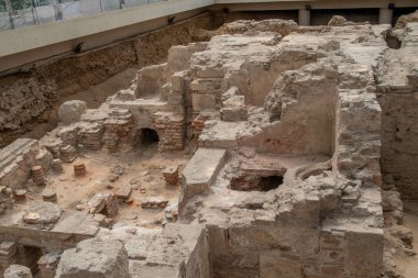 Yunanistan 'ın başkenti Atina' da bir ana caddenin yanındaki yeraltı Roma hamamı harabeleri.