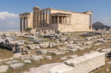 Atina, Yunanistan 24 Nisan 2023 Atina, Yunanistan 'daki Akropolis tepesinde Athena Polias Tapınağı