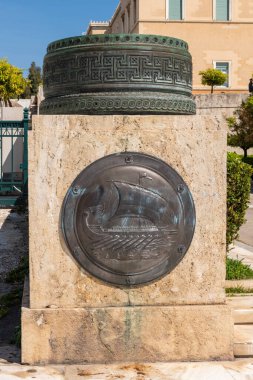 Atina, Yunanistan 24 Nisan 2023 Atina, Yunanistan 'daki Parlamento binası hakkındaki bronz dekoratif ayrıntıları kapat.