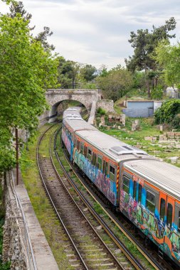 Atina, Yunanistan 25 Nisan 2023 Yunanistan Antik Agora yakınlarındaki bir kemerden geçen grafitti treniyle.