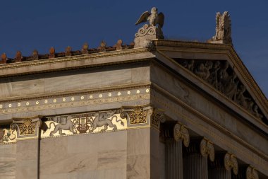 Atina, Yunanistan 24 Nisan 2023 Atina, Yunanistan 'daki Atina Akademisi' nin güzel binalarının ayrıntıları