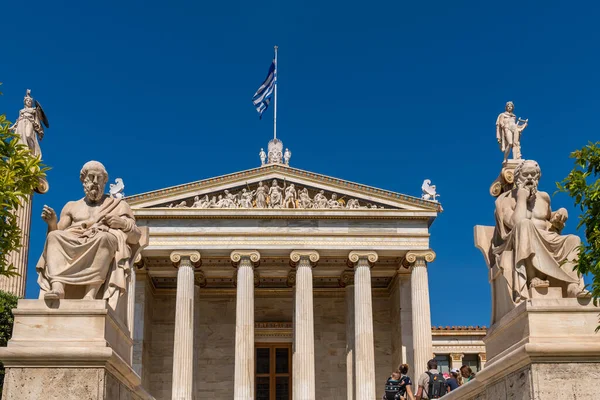Atina, Yunanistan 24 Nisan 2023 Atina, Yunanistan 'daki Atina Akademisi önünde Heykeller