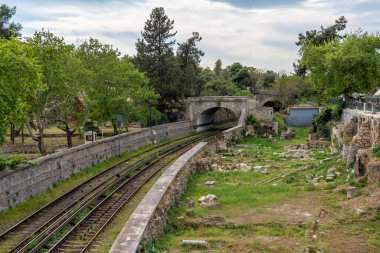 Yunanistan 'ın Atina kenti Antik Agora yakınlarında tren yolu ve kemer şeklinde köprüler.