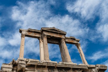 Yunanistan 'ın Atina kentinde mavi gökyüzüne sahip Hadrian kemeri