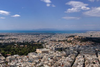 Lycabettus Tepesi 'nin Atina şehri Yunanistan ve Akdeniz' e bakış açısı.
