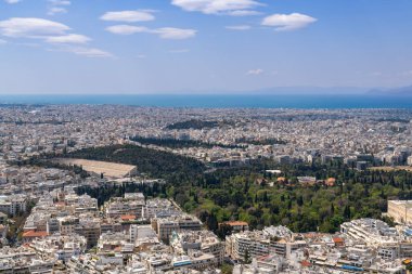 Lycabettus Tepesi 'nin Atina şehri Yunanistan ve Akdeniz' e bakış açısı.