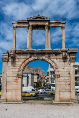 Atina, Yunanistan 25 Nisan 20.2023 Hadrian kemeri Atina, Yunanistan 'da mavi gökyüzü ile