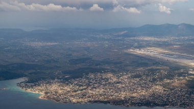 Bir uçaktan Atina ve Akdeniz manzarası.