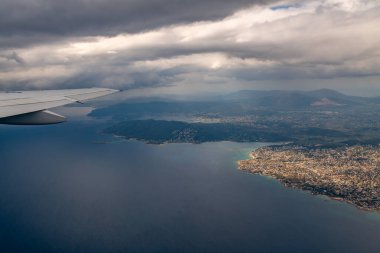 Bir uçaktan Atina ve Akdeniz manzarası.