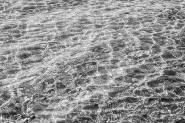Black White Photo Patterns Sun Shining Crystal Clear Water Sand — Stock Photo, Image