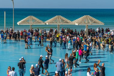 Hayfa, İsrail 12-17-2022 Güneşli bir kış gününde Hayfa, İsrail 'de halk dansı yapan insanlar.