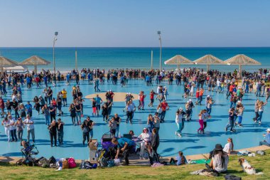 Hayfa, İsrail 12-17-2022 Güneşli bir kış gününde Hayfa, İsrail 'de halk dansı yapan insanlar.