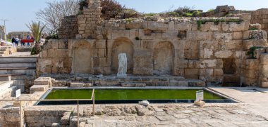 Caesarea, İsrail 27 Şubat 2023 Mermer Roma heykeli yeşil havuzda yansıtılıyor Caesarea Ulusal Parkı 'ndaki Nymphaeum olarak adlandırılıyor.