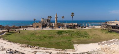 Caesarea, İsrail 27 Şubat 2023 Caesarea Ulusal Parkı 'ndaki antik kalıntıların panoraması.
