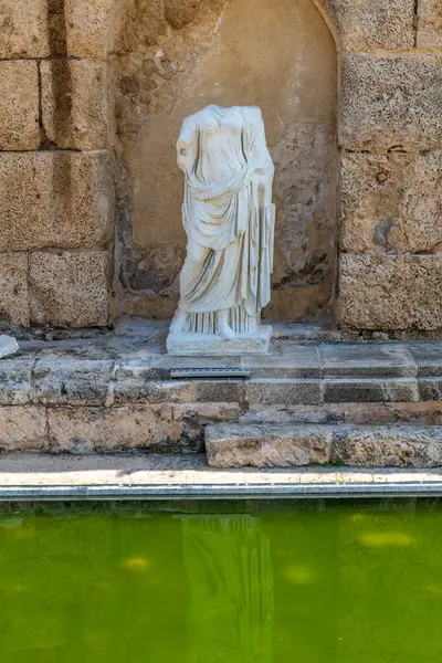 Caesarea Israel February 2023 Marble Roman Sculpture Reflection Green Pool — Stock Photo, Image