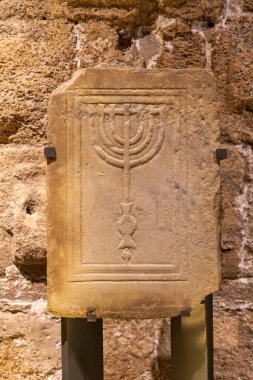 Caesarea, İsrail 27 Şubat 2023 Chancel sinagog perdesi bir menorayla süslenmiş. Caesarea, İsrail 'deki Caesarea Ulusal Parkı' ndaki ziyaretçi merkezindeki müzede..
