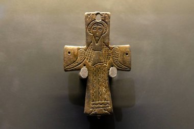 Caesarea, İsrail. 27 Şubat 2023. Kutsal emanetten bir kilidin parçası. Başmelek Michael 'ın resmi var. Caesarea, İsrail 'deki Caesarea Ulusal Parkı' ndaki ziyaretçi merkezindeki müzede..