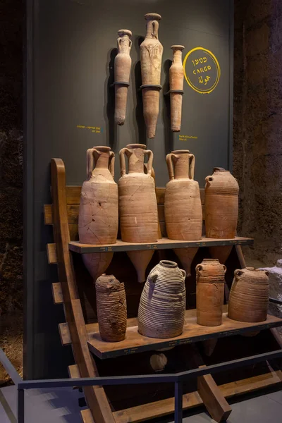 Caesarea, İsrail 27 Şubat 2023 Clay kavanozları zeytin yağı ve şarap taşımak için sanki bir gemideymiş gibi sergileniyor. Caesarea, İsrail 'deki Caesarea Ulusal Parkı' ndaki ziyaretçi merkezindeki müzede..