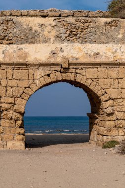Eski Roma su kemeri güneşli bir günde Caesarea, İsrail 'de. 
