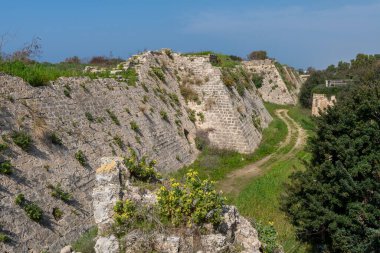 Caesarea Ulusal Parkı 'nın etrafındaki duvar ve hendeğin bir kısmı çevresinden geçiyor.. 