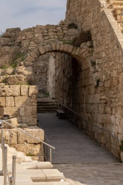 Caesarea, İsrail 'deki Caesarea Ulusal Parkı' ndaki Roma Amfitiyatrosuna giriş..