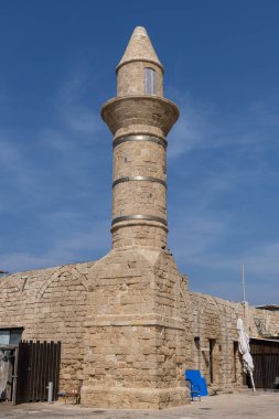 Bosna Camii 'nin kule minaresi ve Caesarea Ulusal Parkı' nda mavi gökyüzü, İsrail.