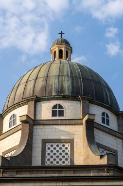 Bazalt ve kireçtaşından yapılma Celile Denizi 'nin üzerindeki Güzellikler Kilisesi..