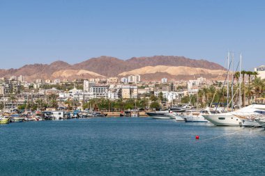 Eilat, İsrail 23 Eylül 2022 Lagoon marinasında botlar ve Eilat, Güney İsrail 'de oteller