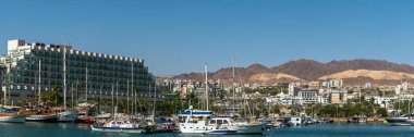 Eilat, İsrail 23 Eylül 2022 Güney İsrail 'deki Eilat limanındaki tekne ve otellerin panoramik manzarası