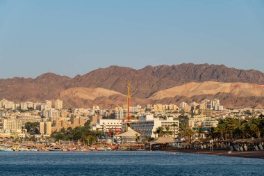 Eilat, İsrail 24 Eylül 2022 Eilat manzaralı tekne, binalar ve arkadaki güzel dağlar. 
