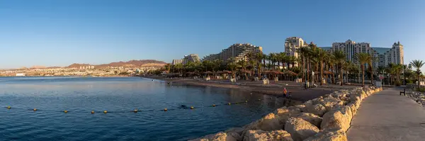 Eilat, İsrail 24 Eylül 2022 Kızıldeniz, Eilat ve denizde yüzen insanların olduğu otellerin panoramik manzarası. 