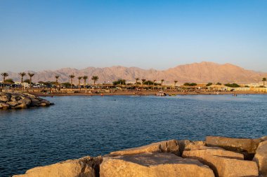 Eilat, İsrail 26 Eylül 2022 Ürdün 'ün Eilat İsrail' den Kızıl Deniz 'e bakış açısı