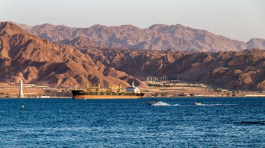 Eilat, İsrail 26 Eylül 2022 Ürdün dağlarının Eilat İsrail 'den getirdiği Kızıl Deniz manzarası..