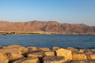 Eilat, İsrail 26 Eylül 2022 Ürdün 'ün Eilat İsrail' den Kızıl Deniz 'e bakış açısı