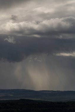 Yağmur bulutlarından parlayan güneş ışınları, Kuzey İsrail 'de yağan yağmuru Muhraqa bakış açısından Akdeniz' e doğru gösteriyor..