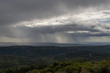 Yağmur bulutlarından parlayan güneş ışınları, Kuzey İsrail 'de yağan yağmuru Muhraqa bakış açısından Akdeniz' e doğru gösteriyor..