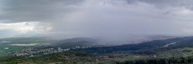 Yoqneam, İsrail 'in panoramik manzarası ve kışın yağışlı bir gününde Carmel Dağı' na bakış açısı.