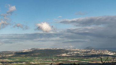 İsrail 'de yağmurlu bir günde Kfar Yehoshua, Migdal Haemek, Tabor Dağı ve Nazereth ile Jezreel Vadisi' nin bir kısmının panoramik görüntüsü.