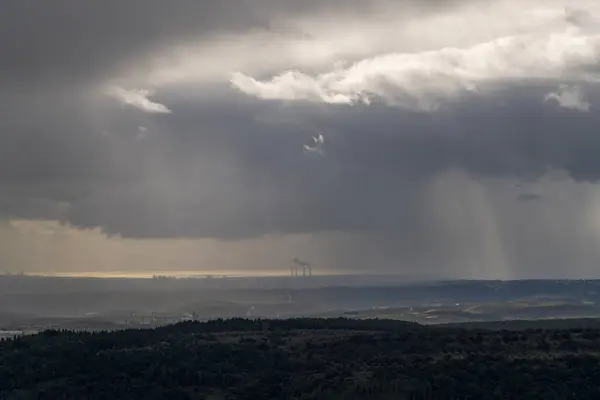 Sonnenstrahlen Die Durch Regenwolken Scheinen Zeigen Den Fallenden Regen Nordisrael — Stockfoto