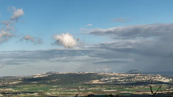 イスラエルの雨の日に カファー ヤホシュア ミグダル ハイラス タボラ山 ナゼレス山脈の一部のパノラマビュー ストックフォト