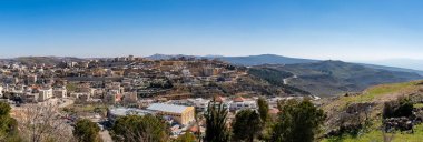 Kuzey İsrail 'deki Golan Tepeleri' nde Hermon Dağı 'nın eteğindeki Arap köyü Majdal Shams' ın panoramik manzarası..