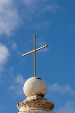 Deir el-Muhraqa (Büyük Ateş Manastırı) tepesindeki metal haç, Carmel Dağı 'ndaki Muhraqa Karmelit Manastırı, Elijah' ın Baal peygamberleriyle karşı karşıya geldiği geleneksel bölge.. 