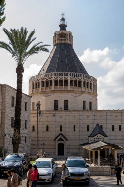 Nasıra, İsrail 24 Şubat 2023. İsrail, Nasıra 'daki Annunciation Kilisesi' nin yan girişi ve avlusunun önü.
