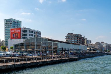 Tel Aviv, İsrail 10 Eylül 2022 Tel Aviv limanı sahil yolu restoranları ve Akdeniz kıyısındaki mağazalar. Cumartesi sabahı İsrail, Namal Tel Aviv 'de..