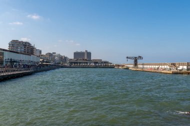 Tel Aviv, İsrail 10 Eylül 2022 Tel Aviv limanı sahil yolu restoranları ve Akdeniz kıyısındaki mağazalar. Cumartesi sabahı İsrail, Namal Tel Aviv 'de..