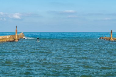 Tel Aviv, İsrail 10 Eylül 2022 İki bariyer arasındaki Tel Aviv Limanı 'nda denize açılan kürek..