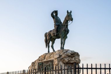 Kiryat Tivon, İsrail 10 Şubat 2023 Kiryat Tivon Bet Shearim 'deki Alexander Zaid Heykeli. İsrail 'de at üstünde bir adam olan ilk heykel.