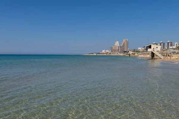 イスラエルの海岸の地中海とハイファの方向を眺めるデイタイムビーチシーン — ストック写真