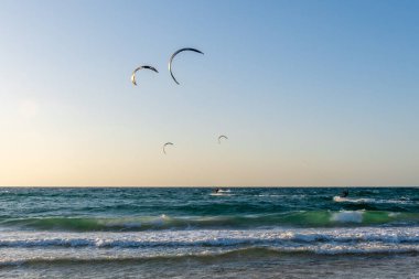 Atlit, İsrail 26 Ağustos 2022 Akdeniz 'de gün batımında İsrail, Atlit' te rüzgar sörfçüleri.