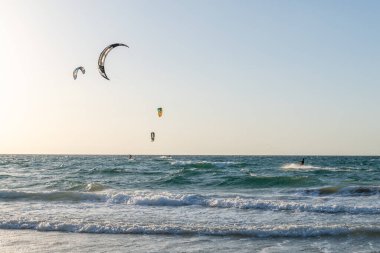 Atlit, İsrail 26 Ağustos 2022 Akdeniz 'de gün batımında İsrail, Atlit' te rüzgar sörfçüleri.